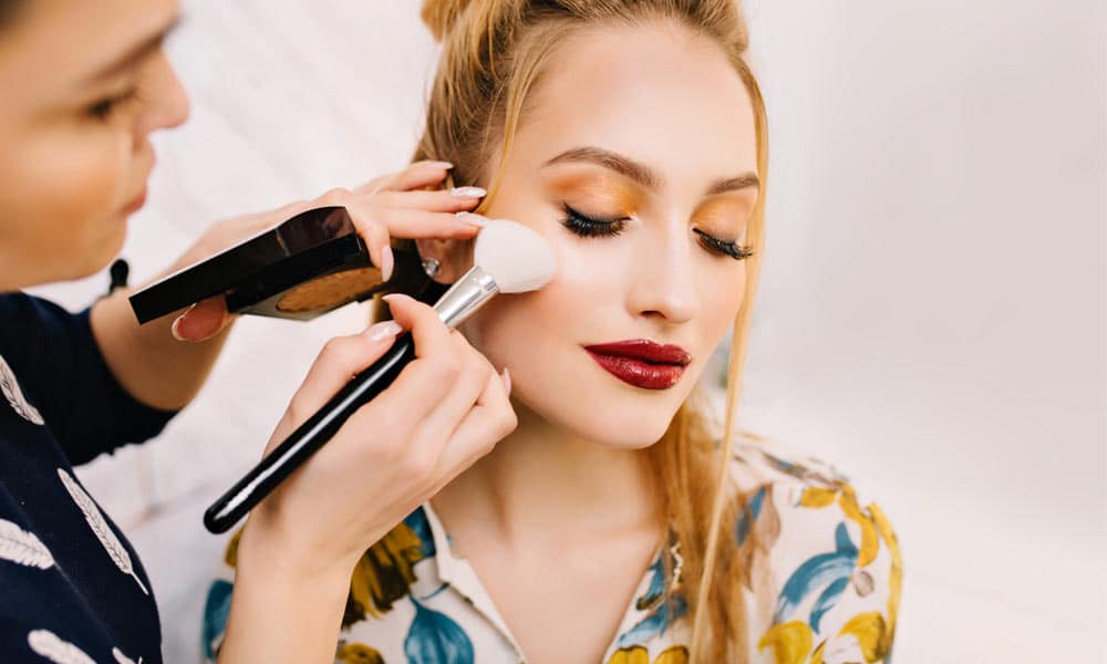8 Básicos de maquillaje que no pueden faltar en tu rutina diaria portada